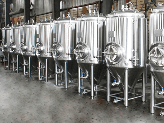 Beer fermentation process involving steel fermentation tanks